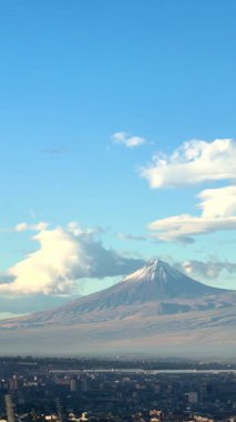 Gün boyunca Ararat Dağı, arka planda şehir olan dağların manzarası, Erivan 'ın güzel manzarası. Yüksek 4k kalite