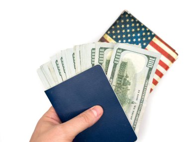 Nakit parayla Amerika Birleşik Devletleri pasaportu. Amerikan pasaportu, Amerikan pasaportu dolar banknotları, vatandaşlık, uyruk, seyahat belgeleri, ücretler, para birimi, ABD. Yüksek kalite fotoğraf