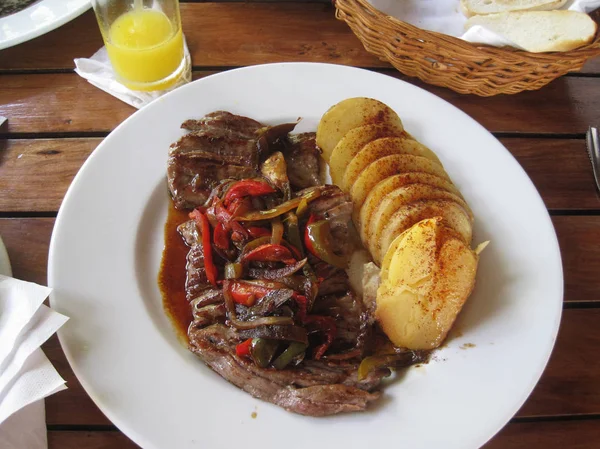 Carne Con Patatas Verduras Fotos de stock