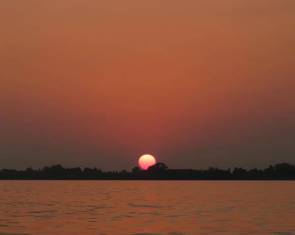 Parlak Turuncu Deniz Günbatımı Kırmızı Güneş Yaz Ağaç Siluetleri Arkasında — Stok fotoğraf