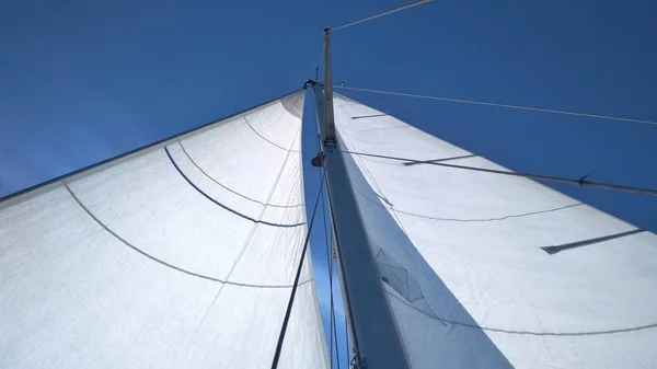 Voiles Blanches Neige Contre Ciel Bleu Clair Propre Par Une — Photo