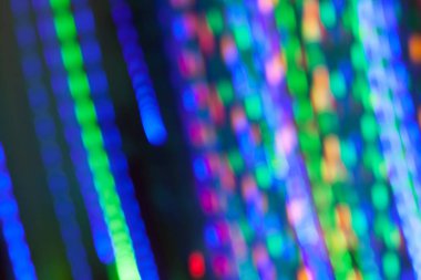 Çok renkli bulanık bokeh ışıklar siyah arka plan üzerine çizgili