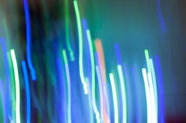 Çok renkli bulanık bokeh ışıklar siyah arka plan üzerine çizgili