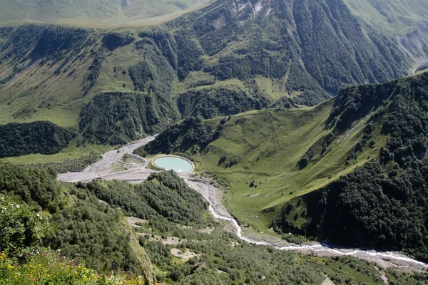 Yeşil dağlar ve Gürcistan'daki bir vadi 