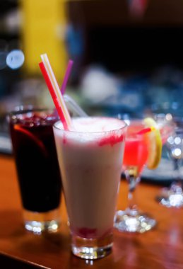 Bir raange bir çubuğu'nda farklı kokteyl masa bir barda 