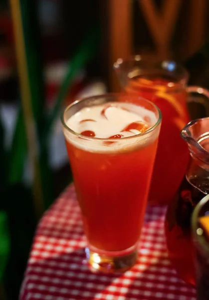 Rosa Frutas Vermelhas Baga Alcoólica Coquetel Macio Uma Toalha Mesa — Fotografia de Stock