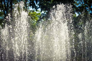Yaz aylarında çeşmeden su damlaları düşen