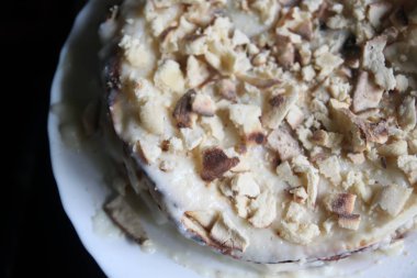 Napoleon süslü kek, kek pasta ince tabakalar beyaz bir tabağa doldurma muhallebi ile yapılan