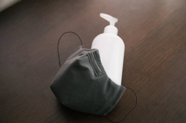 Temizleyici jel veya antibakteriyel sabun Coronavirus önleyici ölçü için bir termometre ve yüz maskesi, üst görünüm