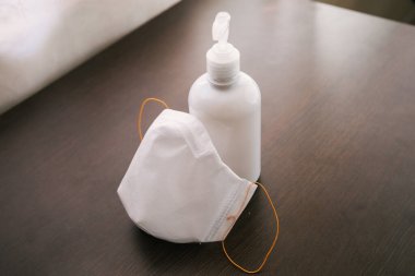 Temizleyici jel veya antibakteriyel sabun Coronavirus önleyici ölçü için bir termometre ve yüz maskesi, üst görünüm