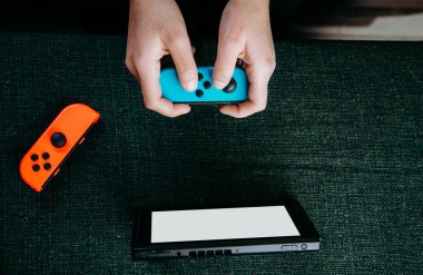 bir masadaki bir oyun aygıtı