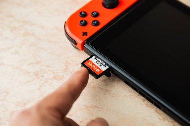 bir masadaki bir oyun aygıtı