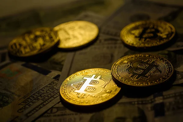Bitcoins Brillantes Que Ponen Sobre Billetes Dólar — Foto de Stock