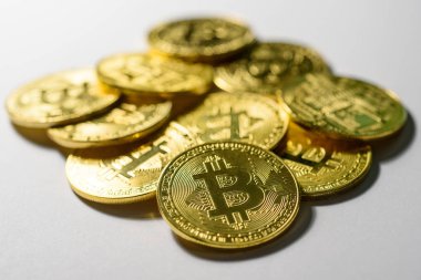 Altın bitcoins yığını