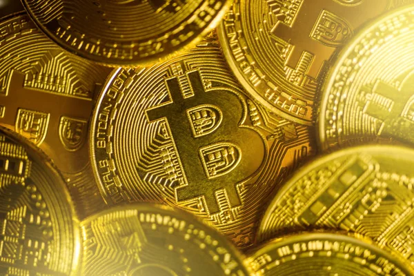 Her yerde kapsayan parlak altın bitcoins