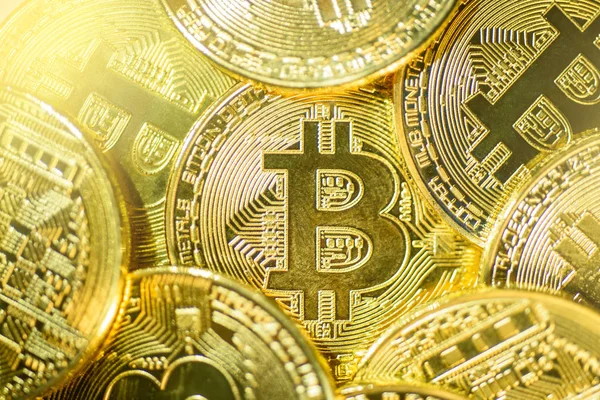 Her yerde kapsayan parlak altın bitcoins