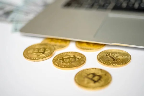 Altın bitcoins araştırma dizüstü yukarıdan görünen
