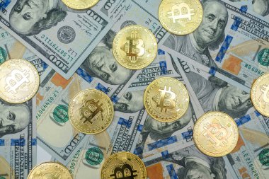 Birkaç yüz dolar faturaları arka plan üzerinde döşeme altın bitcoin paraları 