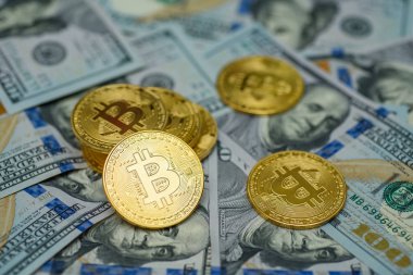 Birkaç yüz dolar faturaları arka plan üzerinde döşeme altın bitcoin paraları 