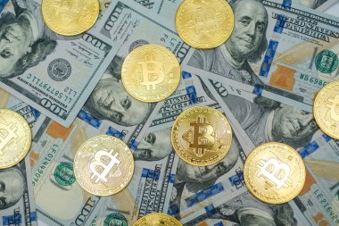 Birkaç yüz dolar faturaları arka plan üzerinde döşeme altın bitcoin paraları 