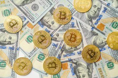 Birkaç yüz dolar faturaları arka plan üzerinde döşeme altın bitcoin paraları 