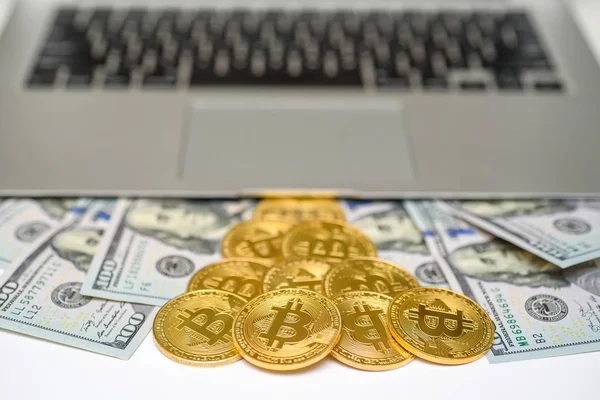 Belgili tanımlık laptop yukarıdan görünen Bitcoins ve dolar faturaları