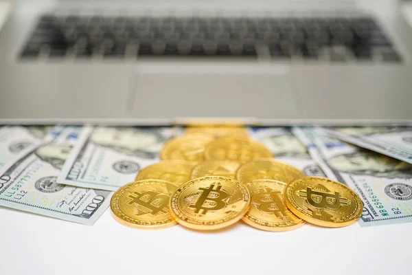 Belgili tanımlık laptop yukarıdan görünen Bitcoins ve dolar faturaları