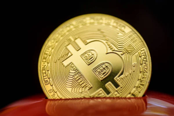 Oro Brillante Bitcoin Sobresaliendo Caja Dinero Rojo Brillante — Foto de Stock