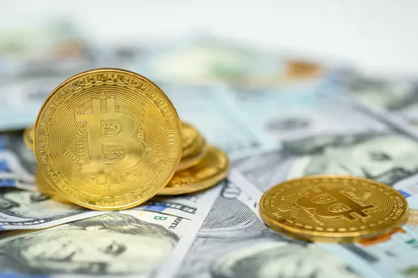 Montón Monedas Oro Bitcoin Que Ponen Más Cien Billetes Dólares — Foto de Stock