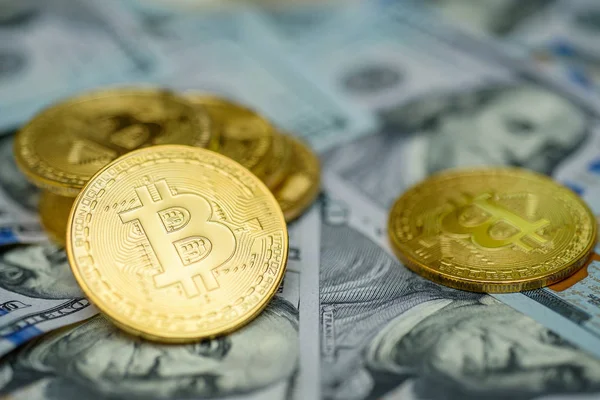 Montón Monedas Oro Bitcoin Que Ponen Más Cien Billetes Dólares — Foto de Stock