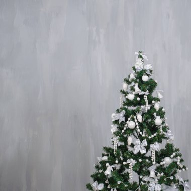 Metniniz için gri doku arka plan üzerinde beyaz dekorasyon ile Noel ağacı