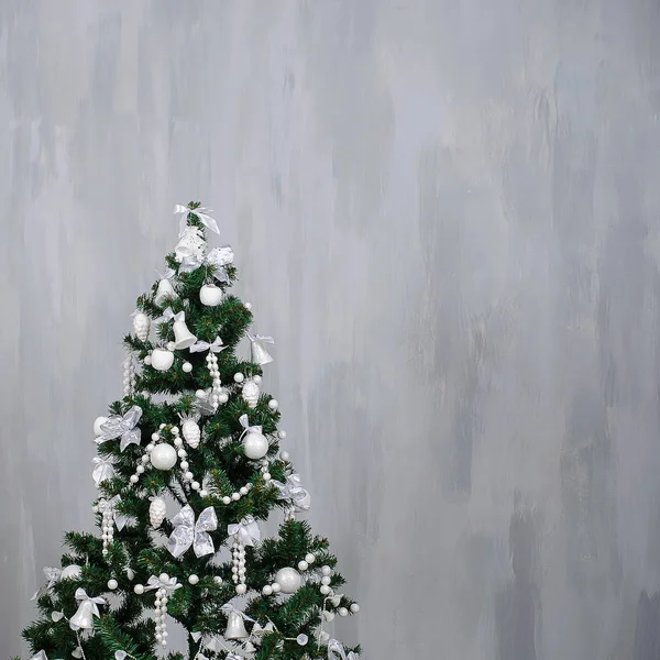 Metniniz için gri doku arka plan üzerinde beyaz dekorasyon ile Noel ağacı