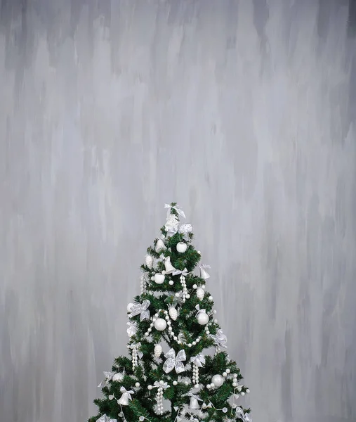 Metniniz için gri doku arka plan üzerinde beyaz dekorasyon ile Noel ağacı