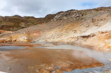Fumaroles, Krysuvk, İzlanda ile jeotermal çevrenin görünümü