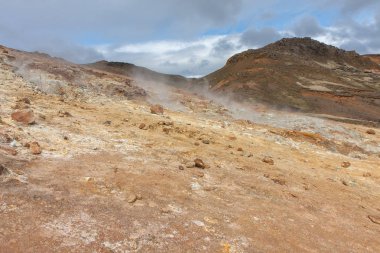 Dağ tırmanışı arasında fumaroles, Krysuvk, İzlanda üzerinden görüntülemek