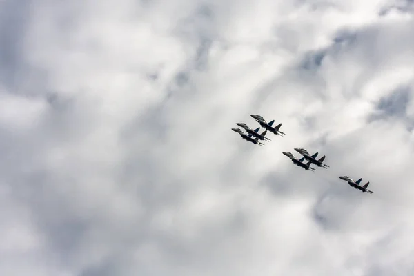 Zhukovsky / Fédération de Russie - 25 août 2015 : spectacle aérien MAKS, équipe de voltige "Chevaliers russes " — Photo