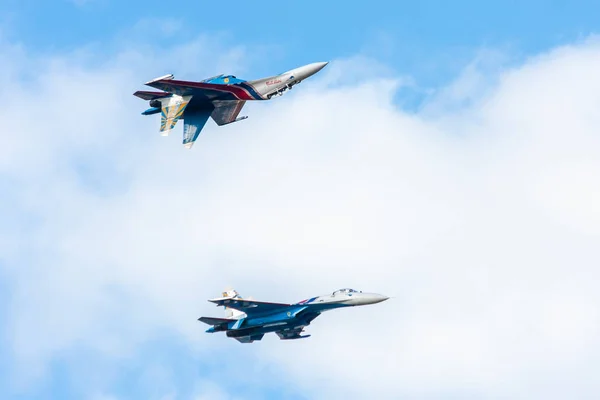 Zhukovsky / Russischer Verband - 25. August 2015: Airshow maks, Kunstflugteam "Russische Ritter" — Stockfoto