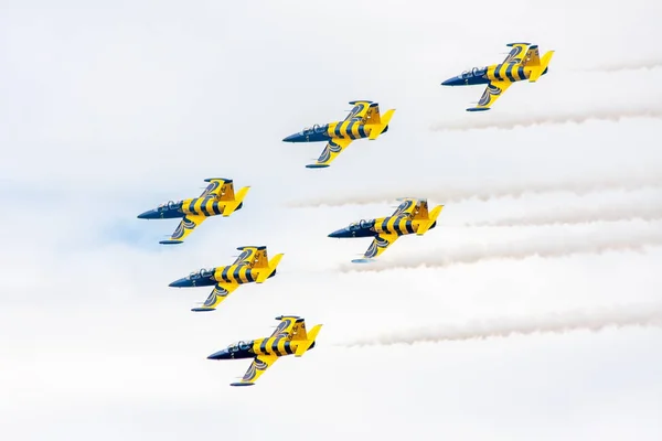 Zhukovsky / Russian Federation - august 25 2015: airshow MAKS, aerobatic team "Baltic Bees" — Stock Photo, Image