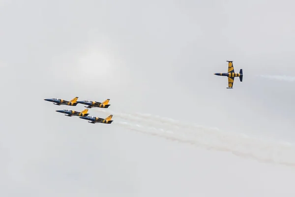 Zhukovsky / Ruská federace - Srpen 25 2015: airshow Maks, akrobatických tým "Baltské včely" — Stock fotografie