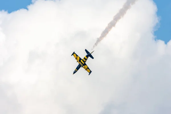 Zhukovsky / Federación Rusa - 25 de agosto de 2015: espectáculo aéreo MAKS, equipo acrobático "Baltic Bees " — Foto de Stock