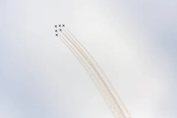 Zhukovsky / Federación Rusa - 25 de agosto de 2015: espectáculo aéreo MAKS, equipo acrobático "Baltic Bees " —  Fotos de Stock