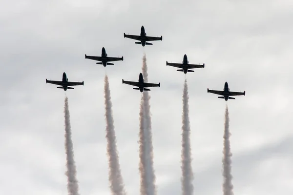 Zhukovsky / Federação Russa - 25 de agosto de 2015: show aéreo MAKS, equipe aeróbica "Abelhas do Báltico " — Fotografia de Stock