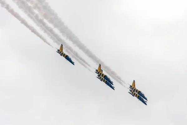 ジュコーフ スキー/ロシア連邦 - 8 月 25 2015: 航空ショー Mak、アクロバット チーム"バルトの蜂" — ストック写真