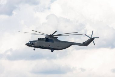 Mavi gökyüzü - görüntü karşı askeri helikopter