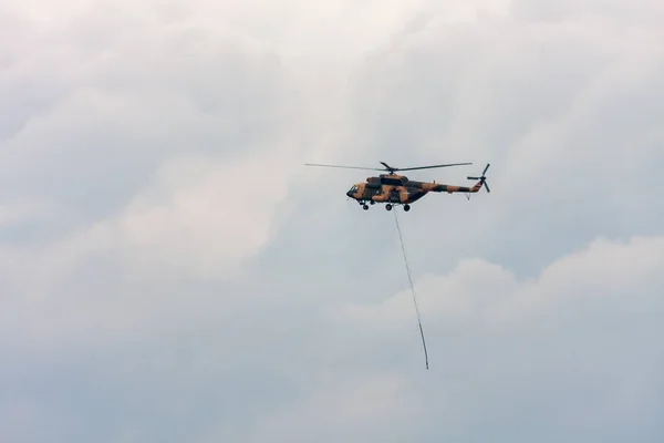 O helicóptero militar contra o céu azul - Imagem — Fotografia de Stock