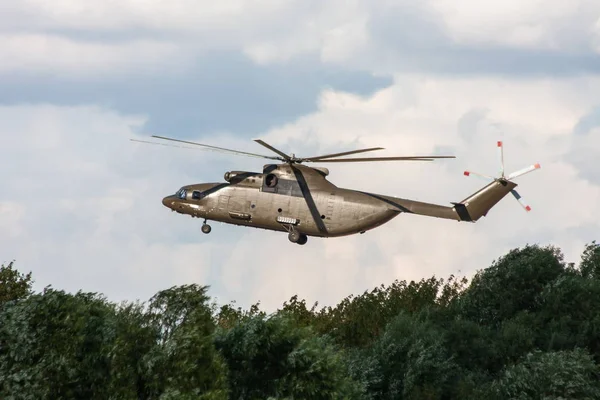 O helicóptero militar contra o céu azul - Imagem — Fotografia de Stock
