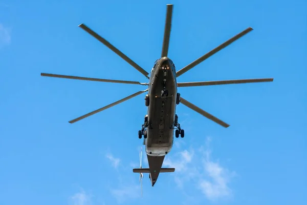 The military helicopter against the blue sky - Image — Stock Photo, Image