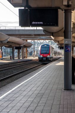 Oslo / Norveç - 13 Haziran 2015: boş bir platformu ile hedef istasyonunda tren geldiğinde