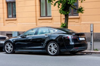 Oslo / Norveç - 13 Haziran 2015: elektrikli araç şarj on-sokak şarj istasyonu