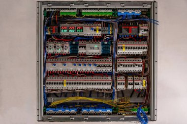 Beyaz bir arka plan üzerinde koruma sistemleri ile elektrik paneli
